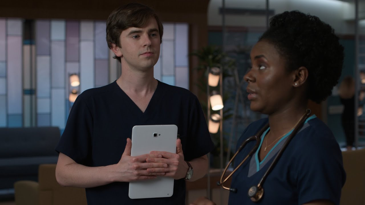 Shaun Helps One of His Junior Residents to Open Up - The Good Doctor