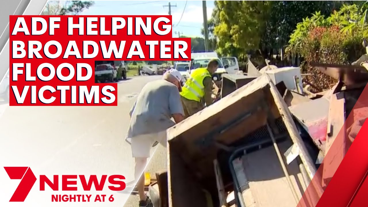 Australian defence force troops help flood victims in Broadwater ...