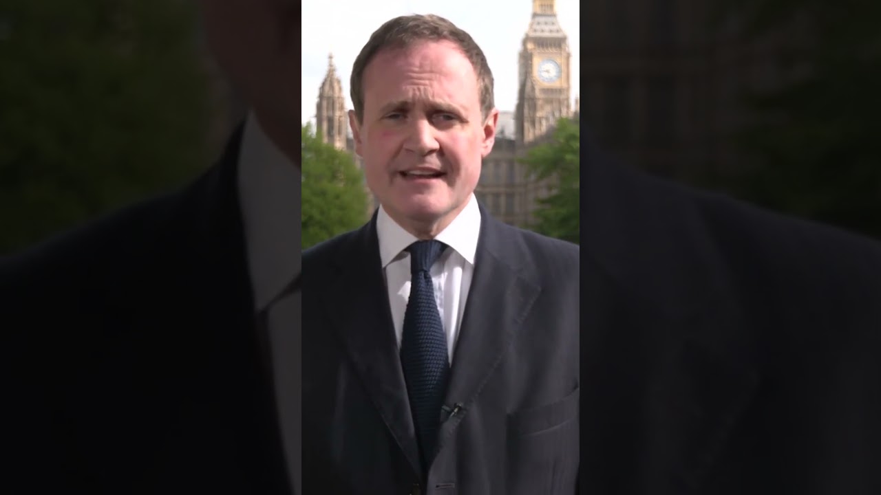 Buckingham Palace security STEPPED UP following incident - The Global