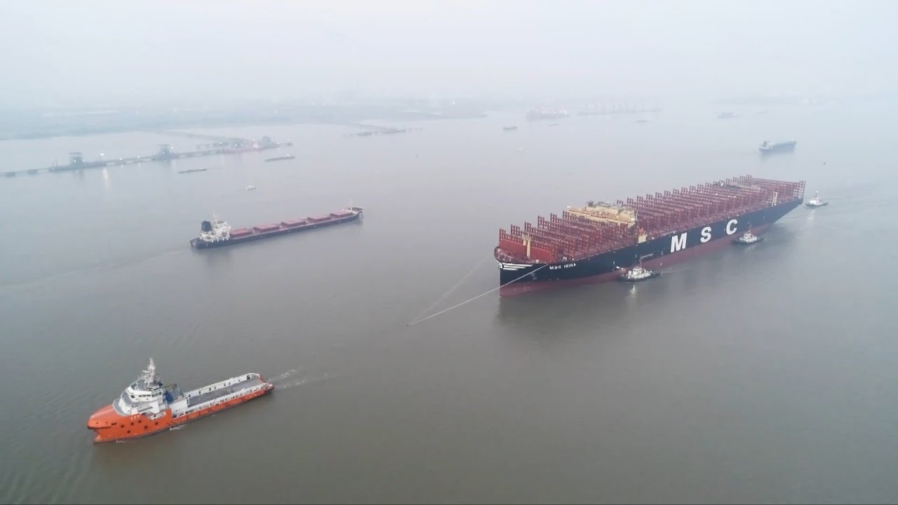 World's largest container ship 'Xinfu 107' docks on Yangtze River - The ...