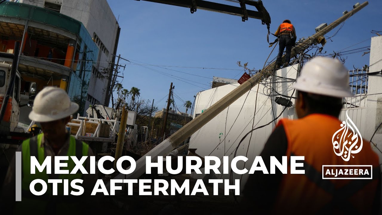 Mexican hurricane aftermath Residence begin cleaning up Acapulco